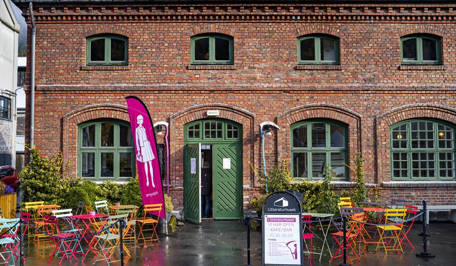 Sentralbadet Litteraturhus i Hardanger – ein sjarmerande møteplass for litteratur, kultur og kafékos. Fargerike utemøblar inviterer til ei hyggeleg stund i naturskjønne omgjevnader.