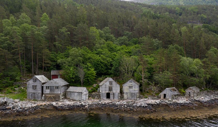 I Hardanger har mange naust, som desse på Busnes, to høgder. Her var naustlemen samlingsplass for ungdommen i grenda før dei fekk bygd seg ungdomshus.