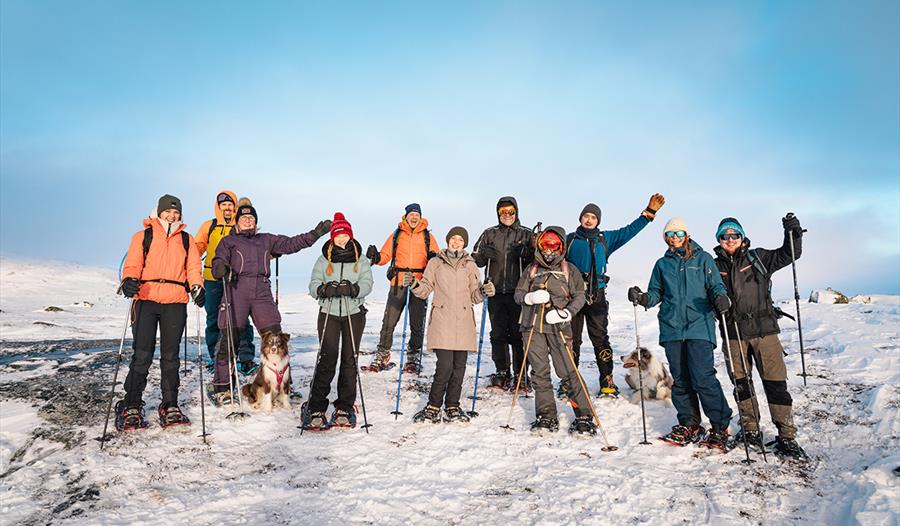 Gruppe på trugetur i Hardanger, klare for eventyr med storslått utsikt.