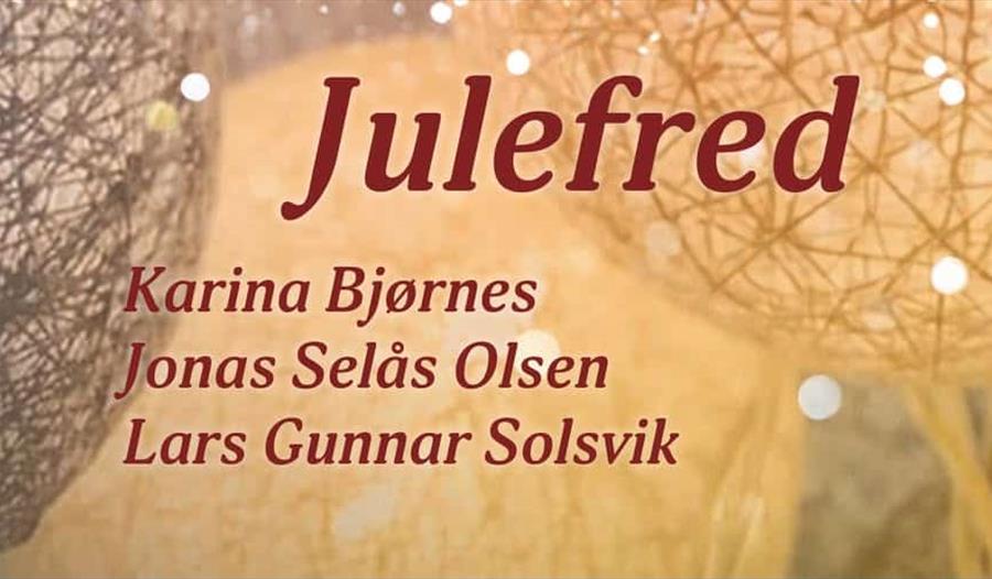 Julefred med Karina Bjørnes (vokal), Lars Gunnar Solsvik (piano) og Jonas Selås Olsen (gitar)