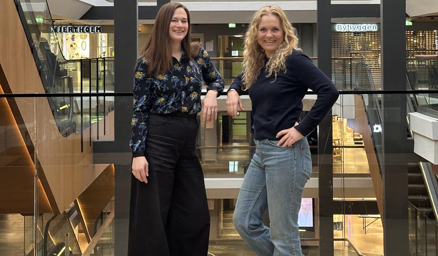 Berit Angelskår og Silje Mæland tar samtalen om overgangsalderen ut i det offentlige rom.