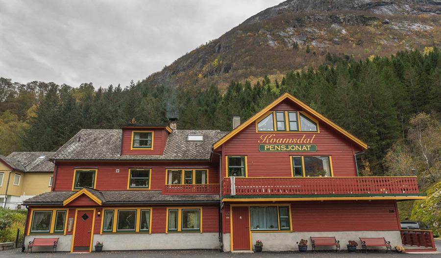 Kvamsdal pensjonat forfra sett fra utsiden en høstdag.
