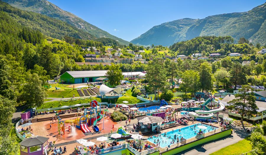 Oversiktsbilete av Mikkelparken i Hardanger med badeområde, vassrutsjebaner og vakker fjordutsikt