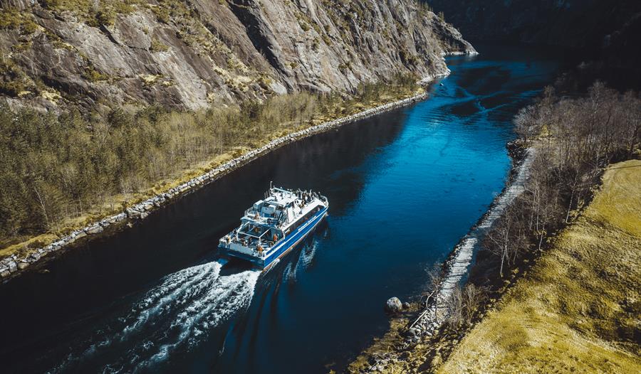 Fjord cruiset seiler gjennom smale Mostraumen