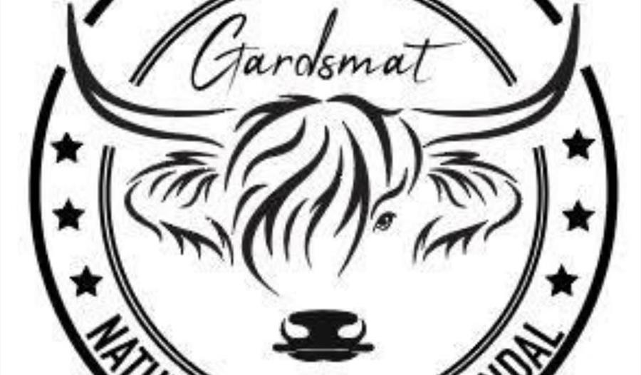 Logo med teksten «NATURLIG SMAK FRA SOKNDAL, OMDAL» og et bilde av en okse.