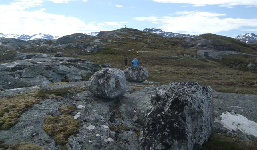 På veg opp til Såta med snøkledde fjell i bakgrunnen