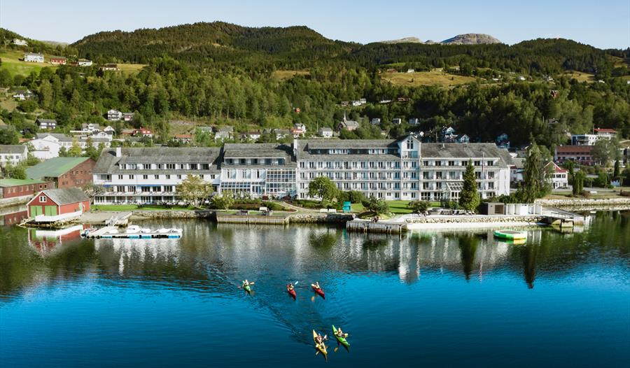 bilde av havkajakker på fjorden