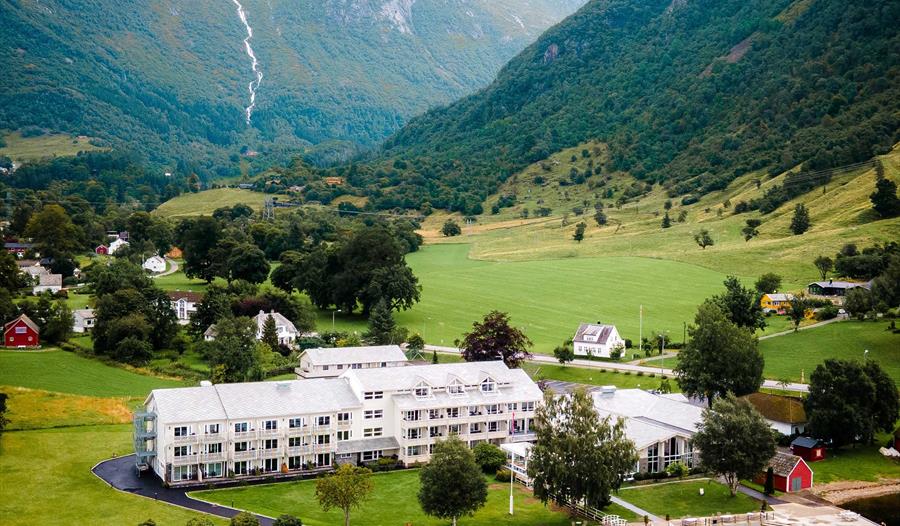 Rosendal Fjordhotel med vakker utsikt mot fjord og fjell i Hardanger.