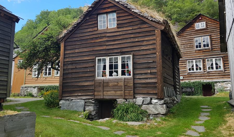 eldre hus i klyngetun