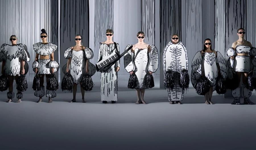 Skuespillerne kledd som dyr til stykket.