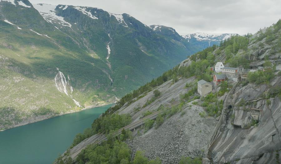 Utsikt over Lilletopp og Sørfjorden frå høgda, med dramatiske fjell og vakker norsk natur.