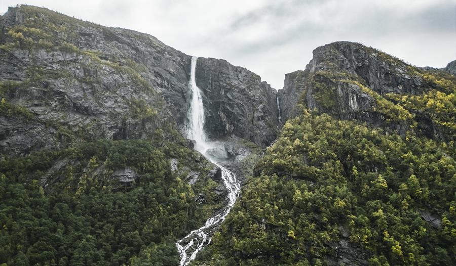 Et dronebilde av Skytjefossen.