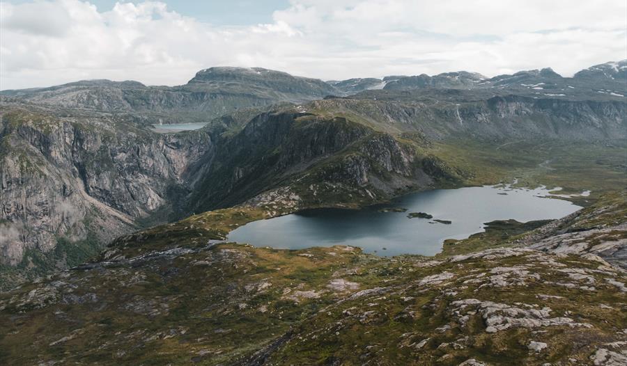 Et dronebilde av Skytjevatnet.