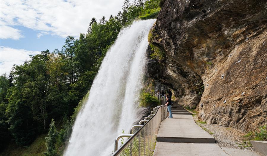 Opplev Steinsdalsfossen frå ein unik vinkel – stien bak fossen.
