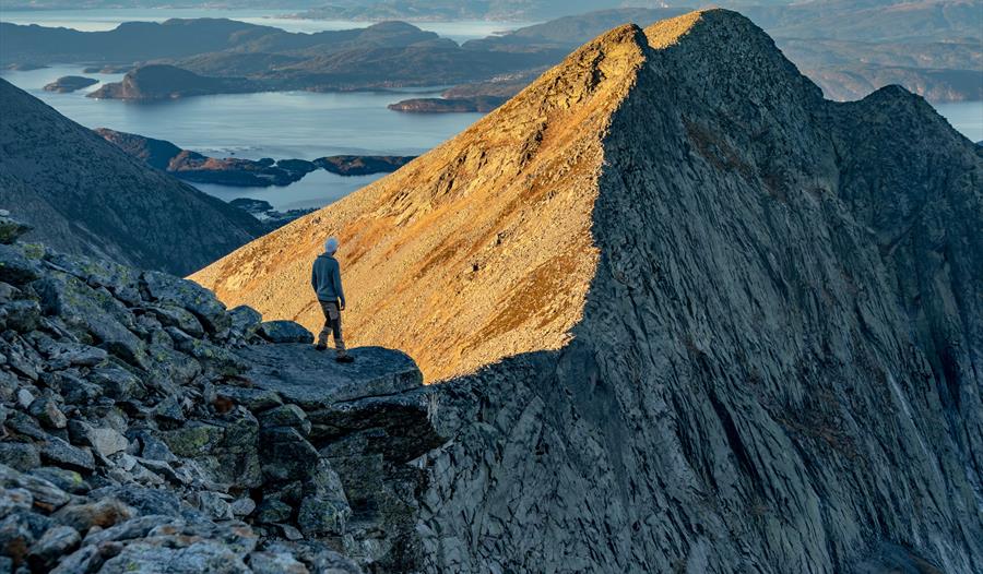 Tursti til Ulvanosa, Geitadalstinden og Høgetinden frå Uskedalen