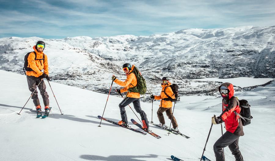Gruppe stiller opp til gruppebilde når dei skal frikøyre