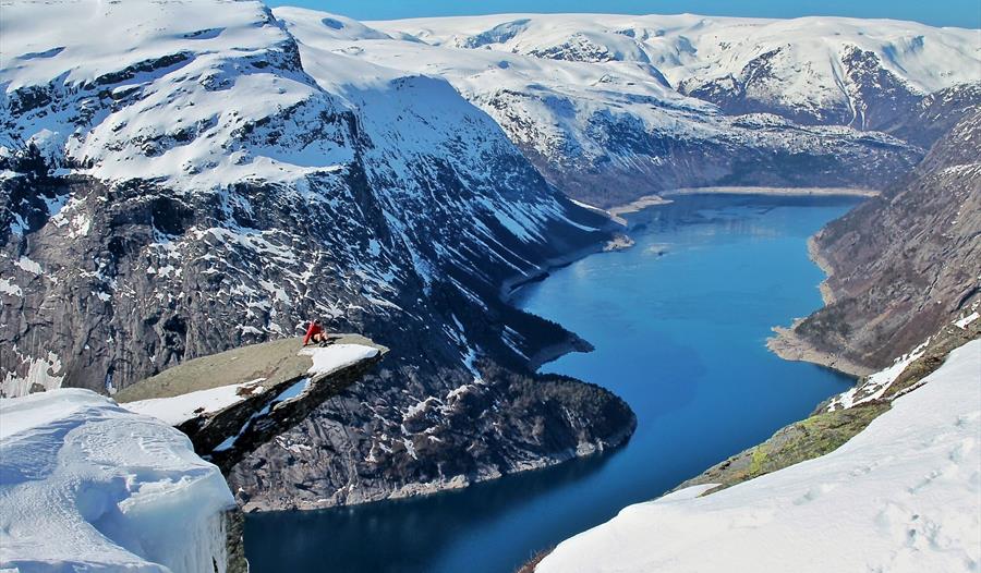 Trolltunga dekket i snø