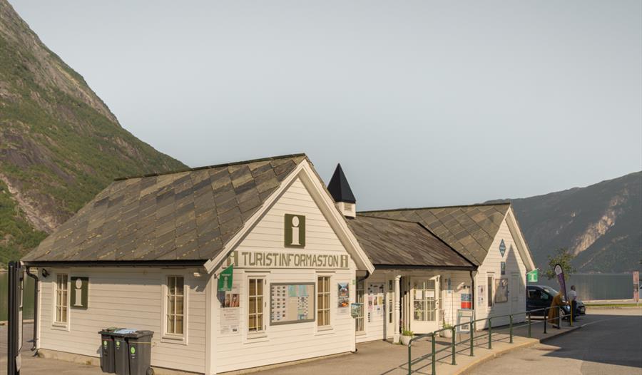 Eidfjord turistkontor vist fra utsiden.