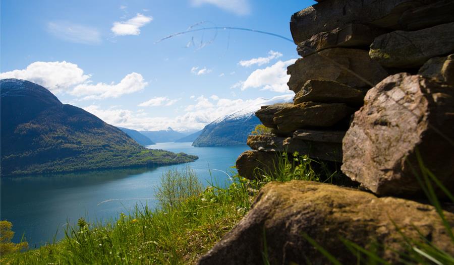 Tur langs Lustrafjorden