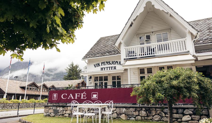 Et bilde av terrassen foran Vik Cafe.