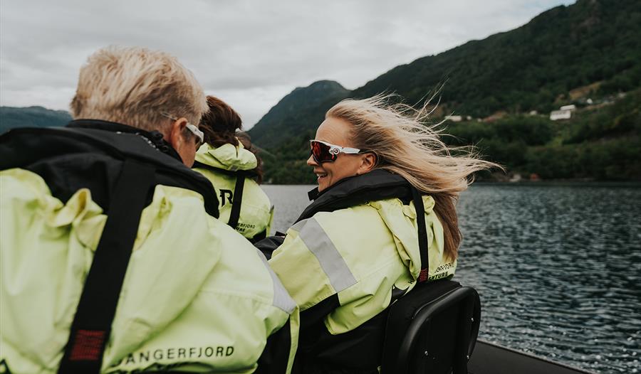 En gruppe mennesker på rib fjordsafari på Hardangerfjorden