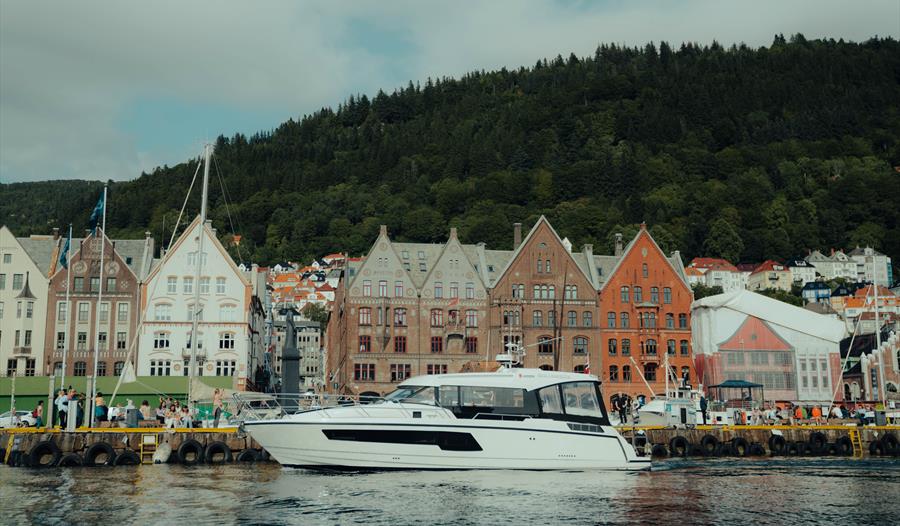 Seil forbi fargerike Bryggen