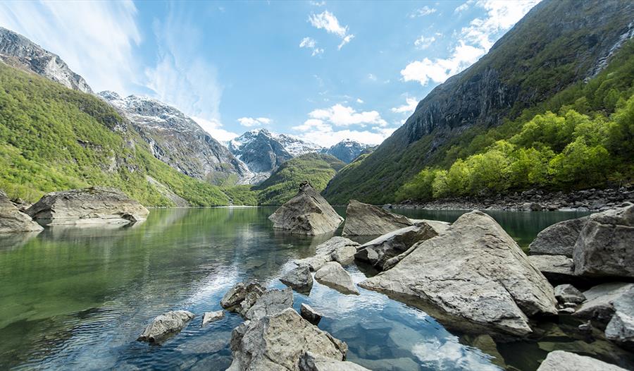 Bondhusvatnet på ein solskinnsdag om sommaren.
