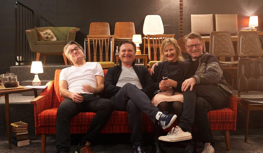 Fire skuespillere i teaterstykket Alle fantastiske ting sitter på en sofa.