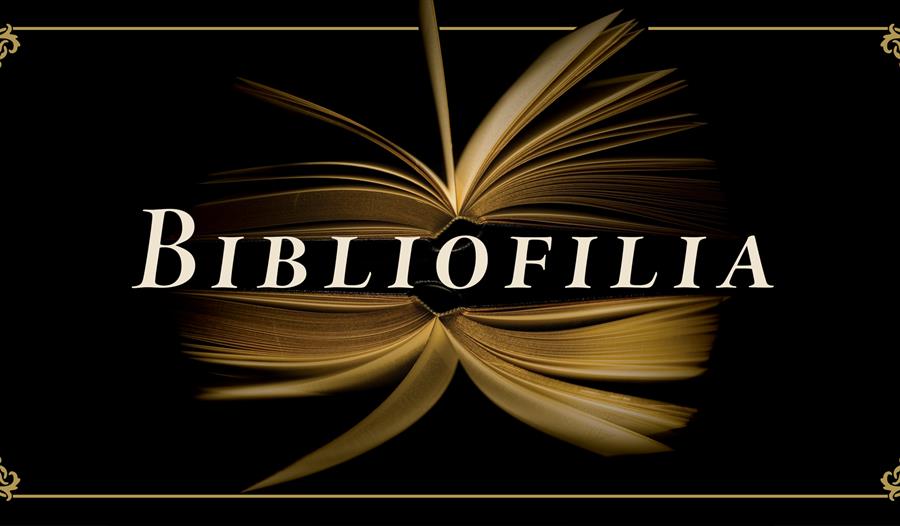 Bildet viser utstillingslogoen til "Bibliofilia" oppå to åpne bøker.