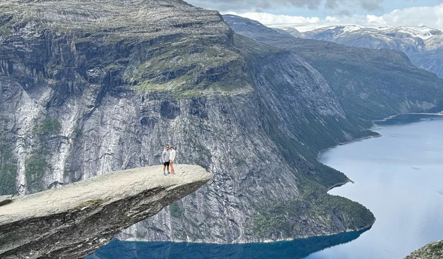 Trolltunga med utsikt over Ringedalsvannet