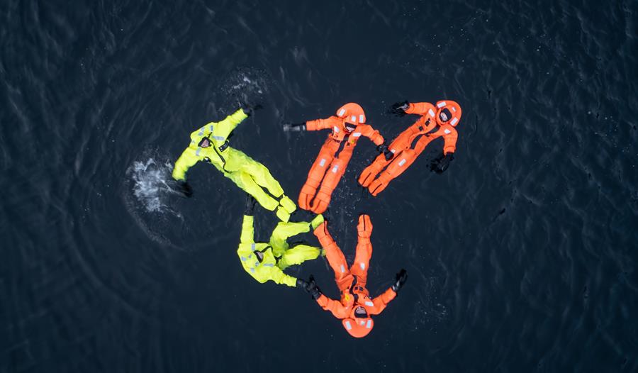 Fjord floating Hardanger i formasjon