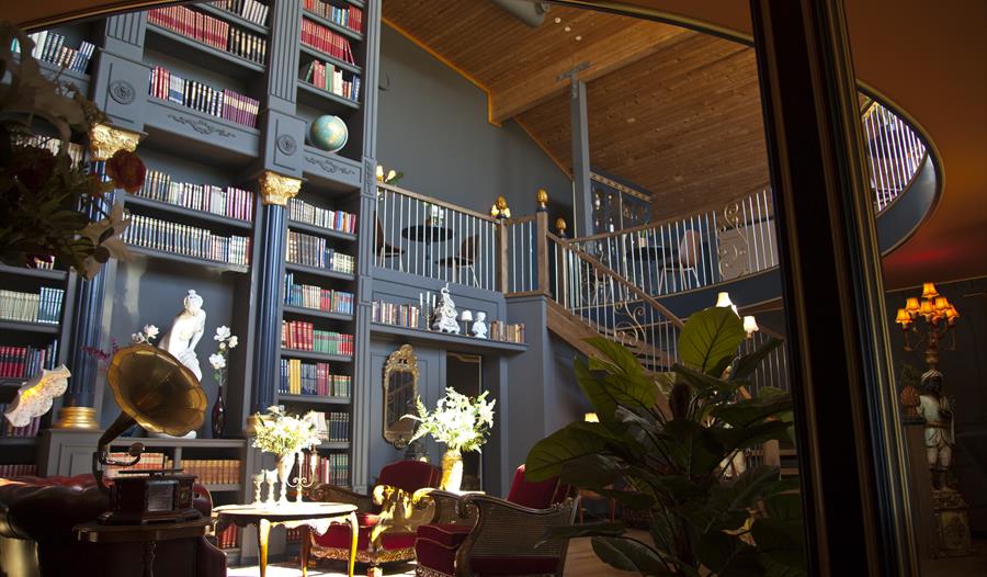 Bokhyllen i Biblioteket - 8 meter høy