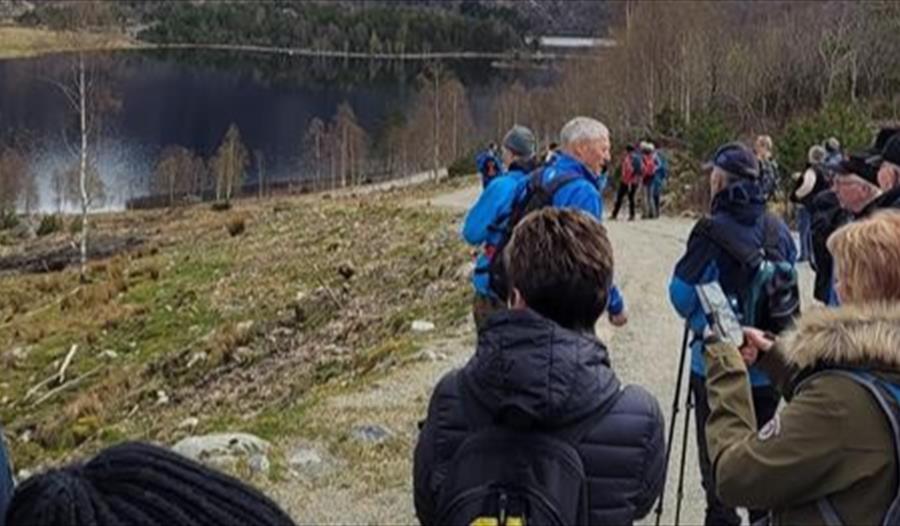 Mennesker som går på fottur