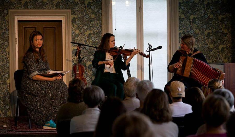 Forfatter Ruth Lillegraven saman med musikarar Annlaug Børsheim og Rannveig Djønne