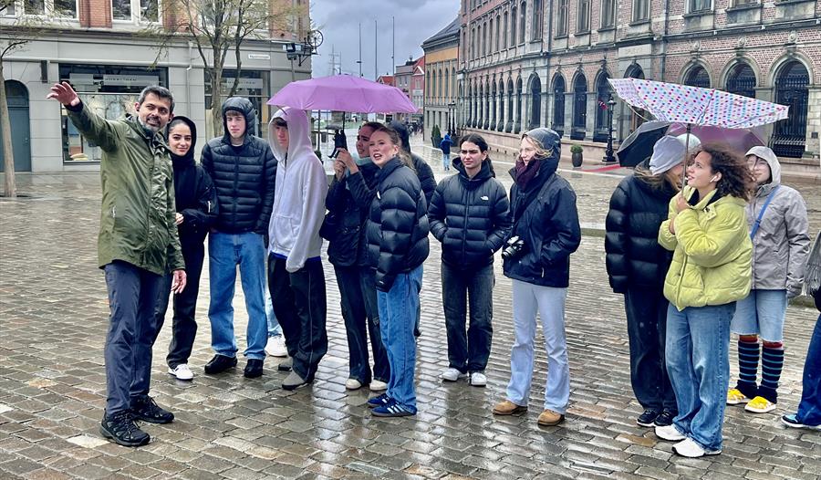 Young visitors listen to the strange tales of Bergen. Vågsallmenningen