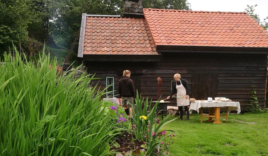 Lefsebaking på Gripen gard med Odin og Liv