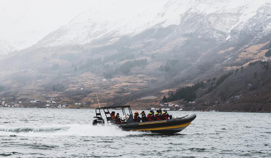 RIB båten køyrer fort på fjorden