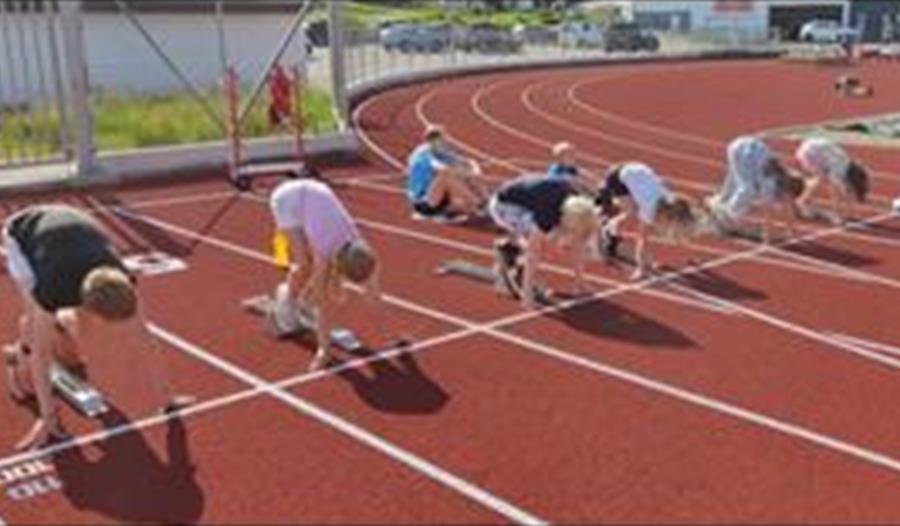 Bilde av atleter på et friidrettsarrangement