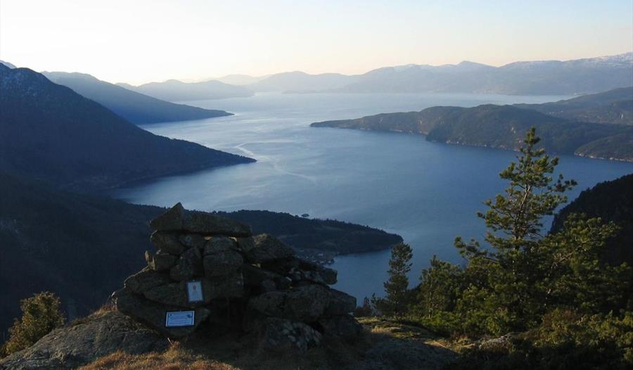 Utsikt over fjorden frå Gullbergnotten