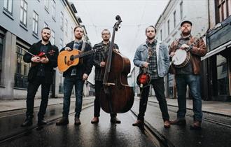 Band Strengeplukk med musikkinstrumenter står i gaten