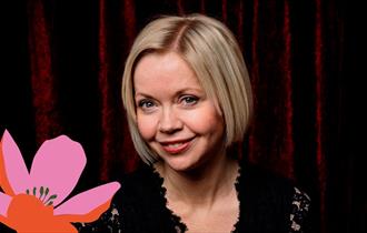 Britt-Synnøve Johansen med stor lilla blomst
