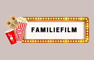 Annonse med FAMILIEFILM skrevet på og popcorn pose, to film billetter og kolaglass