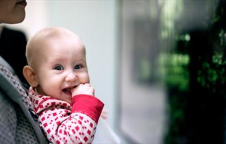 Ei kvinne med baby på baby utstilling