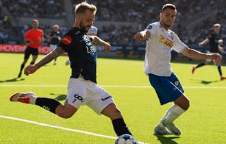 To fotballspillere på fotballbane