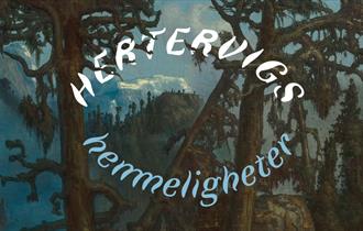 Utsnitt fra Lars Hertervigs maleri "Gamle furutrær" som viser en gammel urskog. Teksten "Hertervigs hemmeligheter" står på bildet.