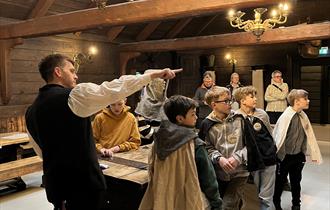 Gesellen lærer opp gutter på Bryggen
