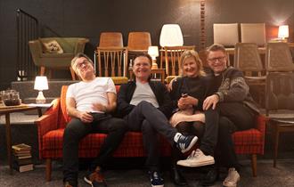 Fire skuespillere i teaterstykket Alle fantastiske ting sitter på en sofa.