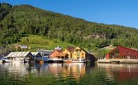 Oversikt over Hardanger Fartøyvernsenter og det nye kulturnaustet med båtar og verkstader ved kaien.