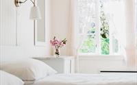 Lyst og innbydande hotellrom på Utne Hotel, inspirert av klassisk norsk stil.