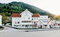 Utne Hotel – eit historisk trehotell ved fjorden i Hardanger, omgitt av vakker natur.